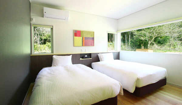 #寝室　シモンズ製のベッドで快適な眠りをご体験ください