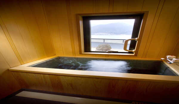 特別階「野の花亭」客室内風呂（一例）  ※お部屋のお風呂は温泉ではありません