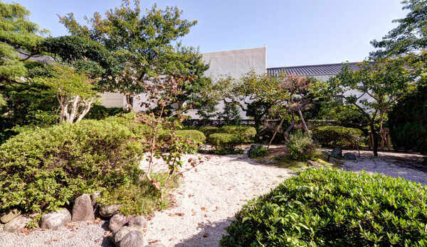 *和室4.5畳（客室一例）/お部屋から望む四季を彩る景観美に心和むひと時。