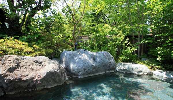 *開放的な空間の露天風呂で癒しのひととき&hellip;