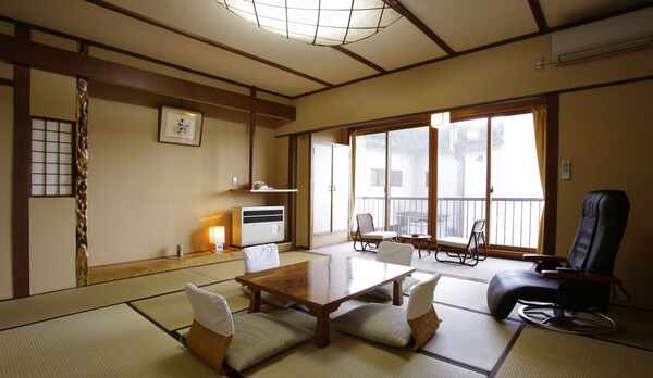 【彩雲亭】ファミリータイプ客室（全景）