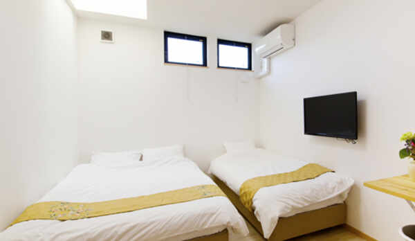 【洋室】セミダブルベッド1台＋シングルベッド1台／11平米