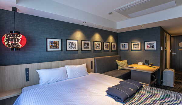 ダブルA　16㎡の広さに160cmのクイーンベッドを設置。未就学児のお子様の添い寝は無料です。