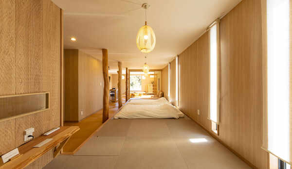 【ベッドルーム】小上がり部分に厚みのあるマットレス式布団を敷き、お休みいただくスタイルです。