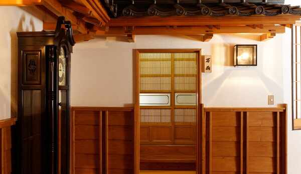 18畳広々和室（本館）−入口