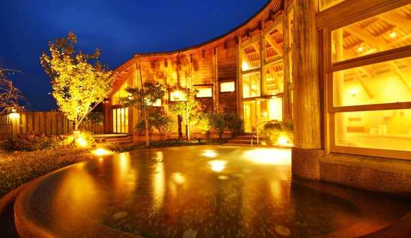 開放感のある大きな露天風呂が特徴の山の温泉【香具夜】