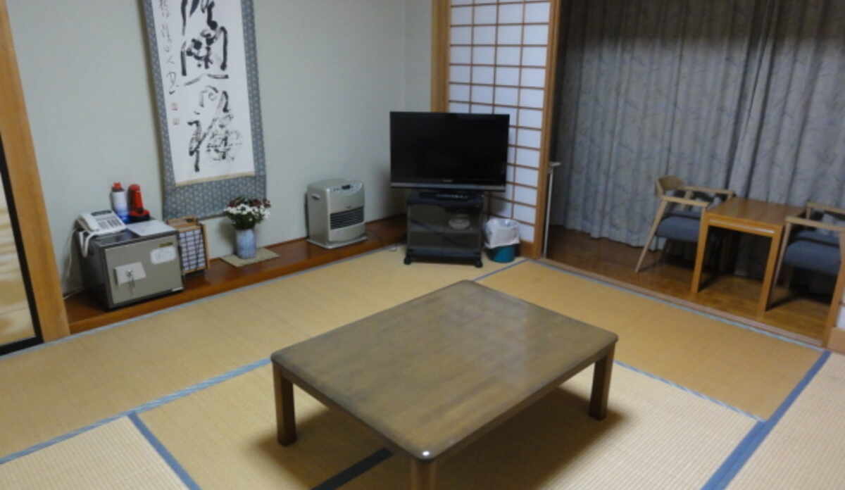 102和室8畳トイレ、2畳フロ-リング付き