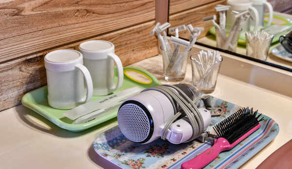 ドライヤー、ヘアブラシ、カミソリ、綿棒