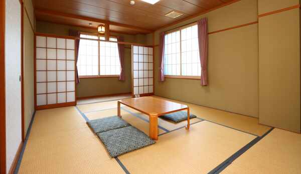 《客室》【和室】おまかせタイプ《2〜4名》バス・トイレ付 