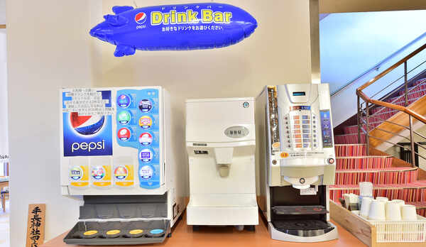 無料のドリンクバーコーナーがございます