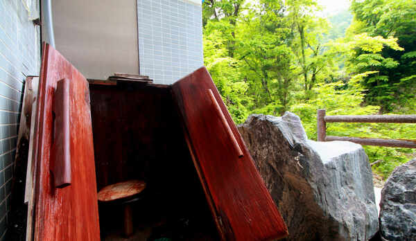 温泉浴と森林浴を一緒に箱蒸し風呂