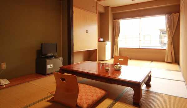 ■和室10畳〜12畳　—2〜5名様用—　当館では心安らぐ和室タイプのお部屋をご用意しております。