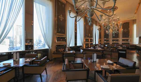 朝食はイタリアの邸宅を彷彿とさせるリュクスなダイニングにて優雅に朝のスタートを。