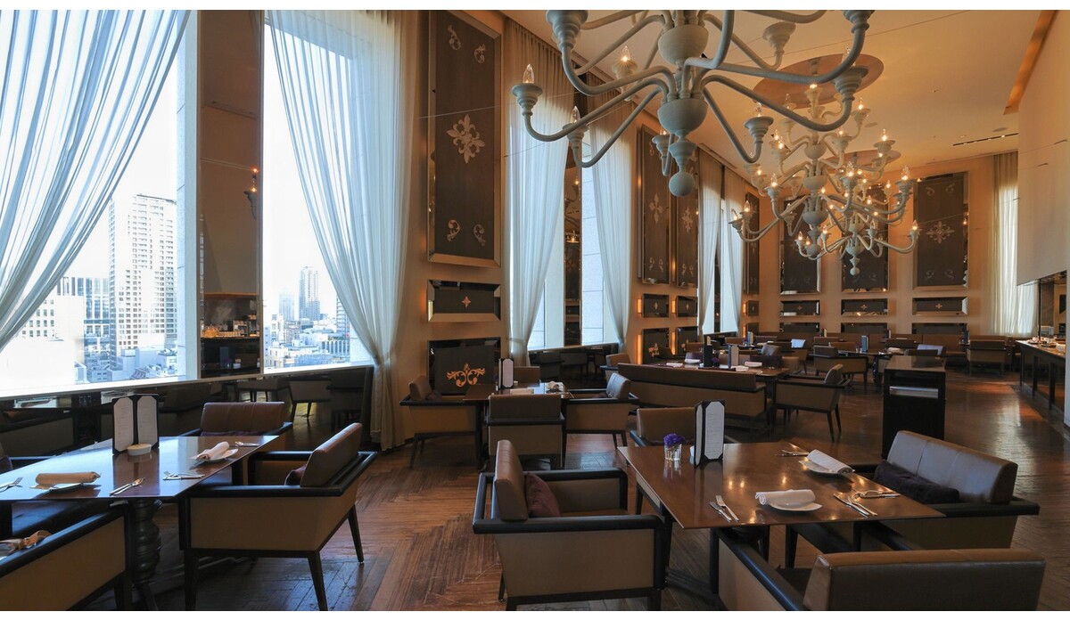 朝食はイタリアの邸宅を彷彿とさせるリュクスなダイニングにて優雅に朝のスタートを。