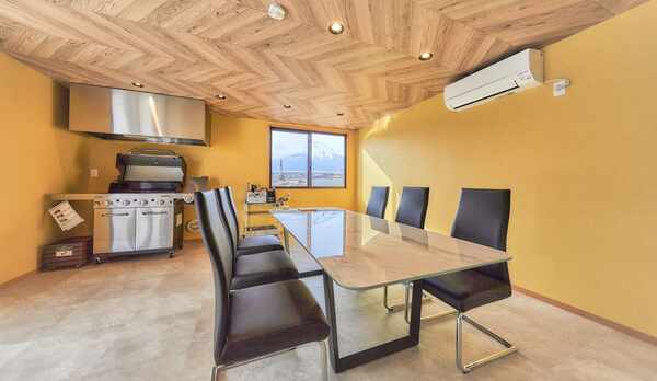 スイートルーム食事スペース