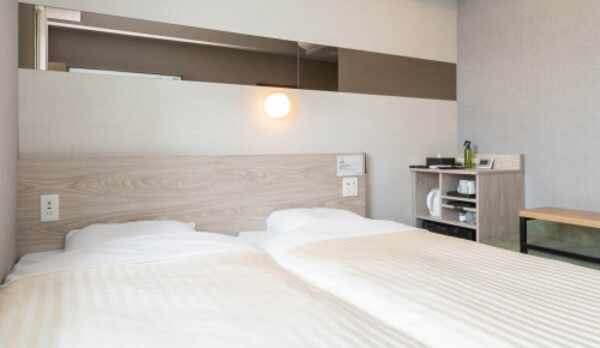 【コンパクトツインルーム】カップルや女子旅に最適♪900&times;2000のベッドが2台横並びのお部屋です。