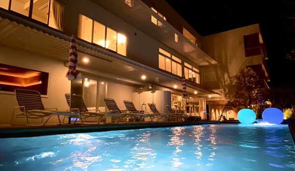 外観ナイトプール