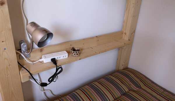 ベットには、ライト・コンセント・小物入れを用意しています。