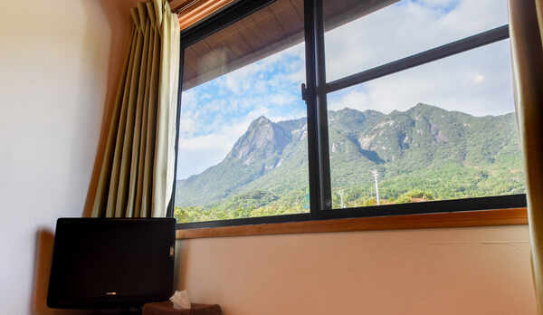 *【客室一例：モッチョム側】窓からは雄大なモッチョム岳を眺めることが出来ます。