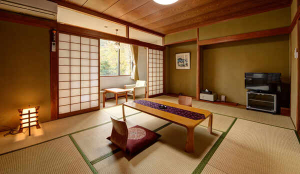 *【客室・10畳】窓は山側に面しており、四季折々の風景と共にゆったりとおくつろぎ頂けます。