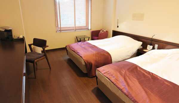 【ツインルーム】コンパクトタイプのツインルーム。浴室はシャワーブースのみのお部屋です（客室一例）