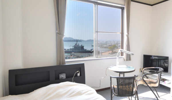 テーブルセットで、海を眺めながらゆったり。