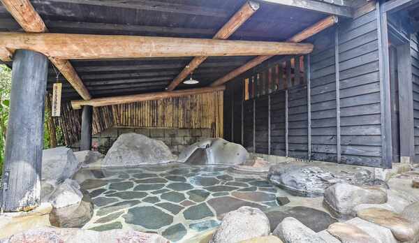 *【露天風呂(思い出の湯)】清流を見下ろしながら「自然」をモチーフにした時を忘れる露天風呂です。