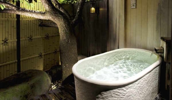 木漏れ日＊光差す陶器風呂と桜の木