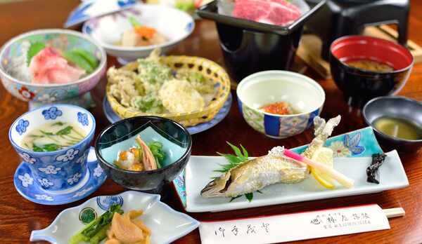 *夕食一例/地の素材を生かした手作り料理