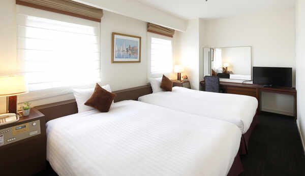 プレミアムツインルーム（館内に1室のみ、最上階、海側、40㎡）ご予約はお電話にて承ります。