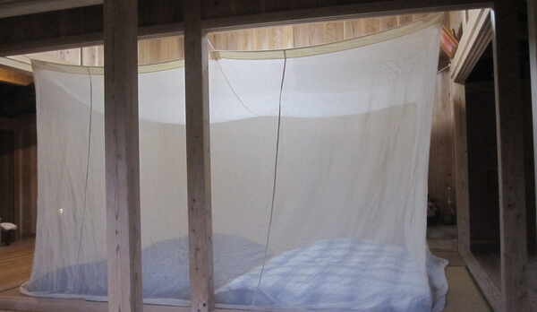 夜は蚊帳を吊って虫除け対策
