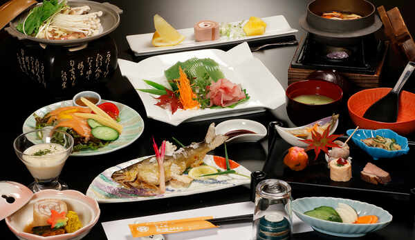 *【夕食/里山会席（秋の膳一例）】自家農園と里山で育った野菜や山菜がたっぷりのお料理