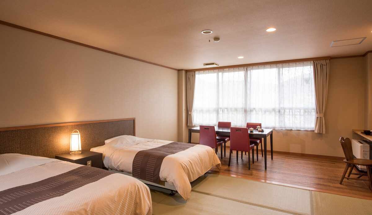 禁煙室　和室１０畳２ベット＋ダイニングテーブル（トイレ付）