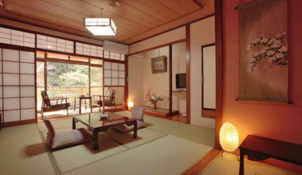 赴あふれる客室