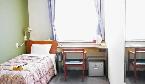 ・【シングルルーム一例】デスク・テーブル完備。お部屋での仕事もOK