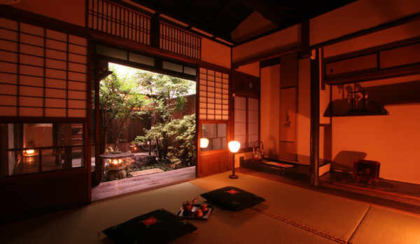 居間から庭　夕方