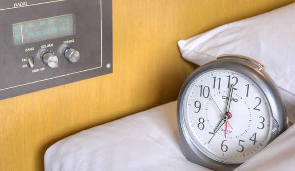 *目覚まし時計やラジオで起床時間をサポート！