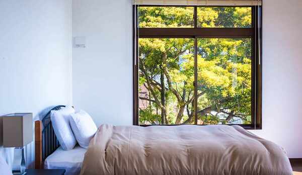 ダブルベッド洋室