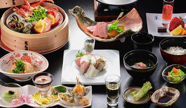 【月替わりの特選懐石】厳選した旬の食材を、熟練の技で彩り豊かな懐石料理に仕上げます。