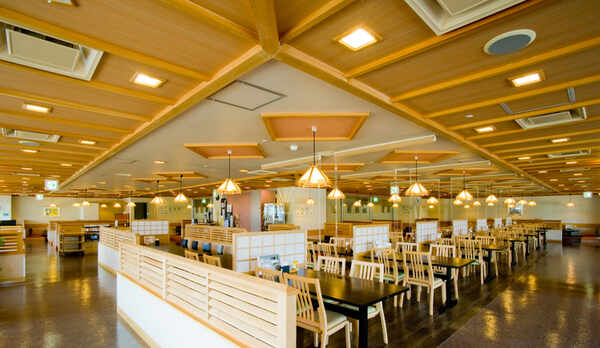 レストランて？は、旬の食材をふんた？んに使ったお膳料理を堪能していたた？けます。