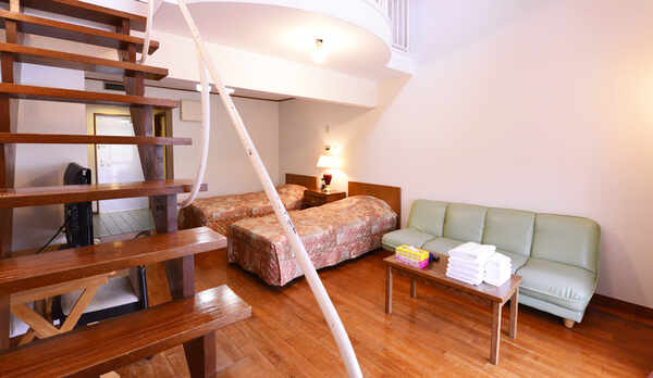 *メゾネットＡ（客室一例）/ロフトをあがると、三角屋根の窓から太陽の光が降り注ぎます。