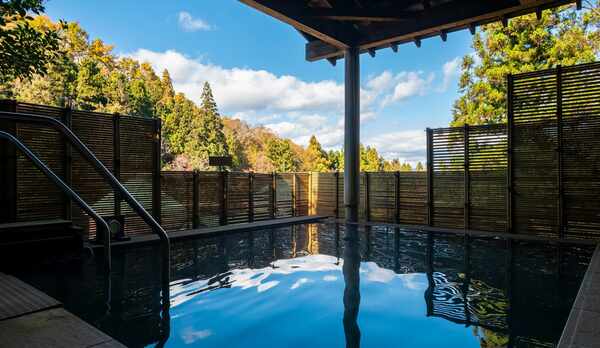 本館露天風呂。良質な泉質も特徴のひとつ。