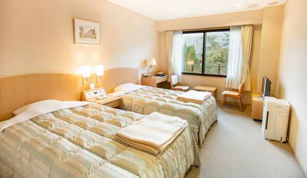 *【別館洋室ツイン】比良山系の山々と庭園を見下ろす清々しい景色が楽しめるお部屋。空気清浄機完備！