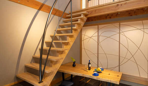 庭園を眺めるリビングルーム