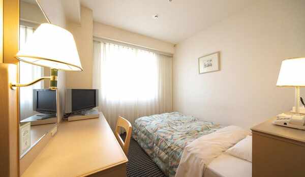 ベーシックなシングルルーム　ベットは全室セミダブルベット（120㎝）です。