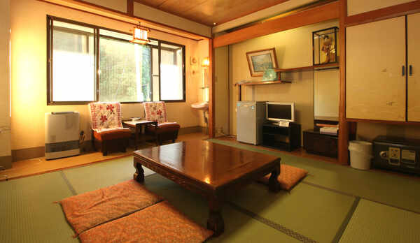 ■客室・旧館和室8畳＿客室には、踏込+洗面+トイレ+縁側がどのタイプにも付いています。