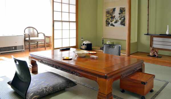 【和室（2〜4名様用）】落ち着いた雰囲気の客室。