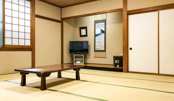 ・【本館和室15畳一例】広めの和室でゆっくりお寛ぎください