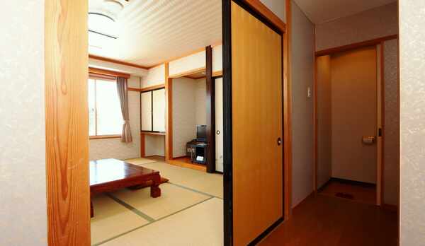 【客室】和室。どのお部屋も10畳＋トイレつきです。