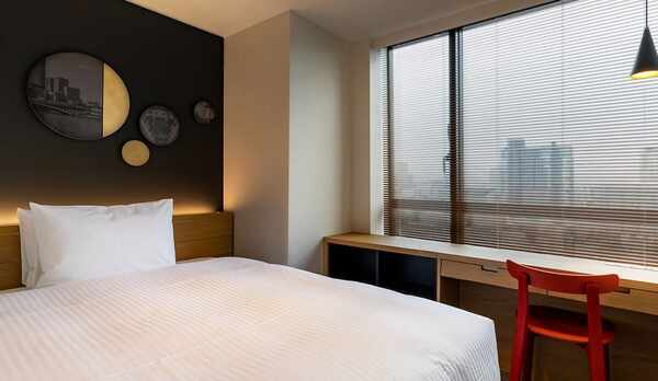 【シングル】おひとり様のビジネス利用に最適。コンパクトながら機能性に優れたデスク付のお部屋。